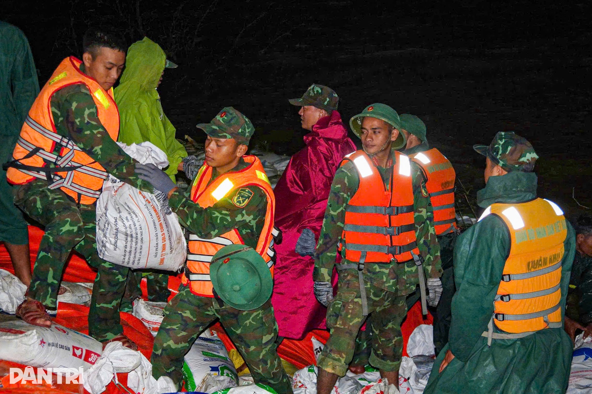 Hơn 500 bộ đội cùng người dân xuyên đêm “vá” bờ kè bị sạt lở - 3