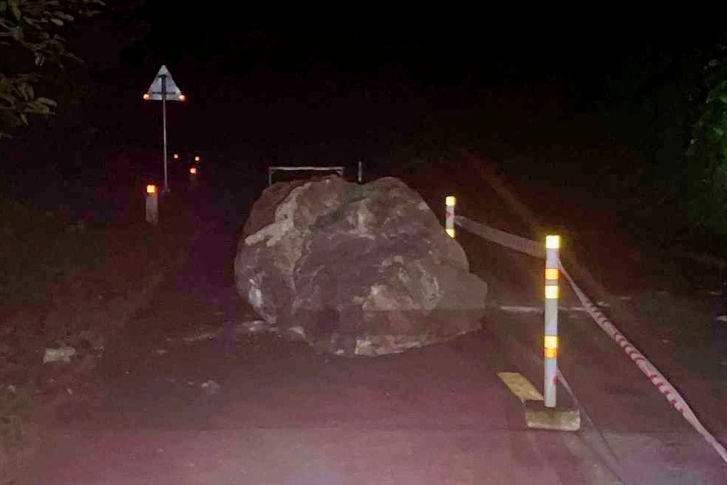 Tảng đá lớn lăn từ vách núi chắn ngang đường Hồ Chí Minh - 1 Tảng đá lớn lăn từ vách núi chắn ngang đường Hồ Chí Minh - 1