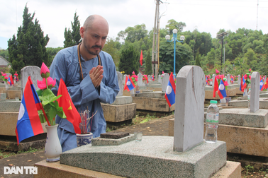 Bia mộ "liệt sĩ chưa biết tên" bóp nghẹt trái tim người đàn ông ngoại quốc