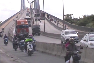 Người đi đường lo sợ tai nạn trên cầu Phú Mỹ