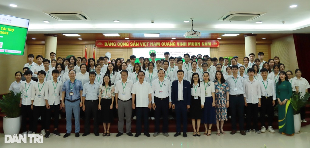 Trao tặng học bổng Nguyễn Trường Tộ đến SV Học viện Nông Nghiệp Việt Nam - 7 Trao tặng học bổng Nguyễn Trường Tộ đến SV Học viện Nông Nghiệp Việt Nam - 7