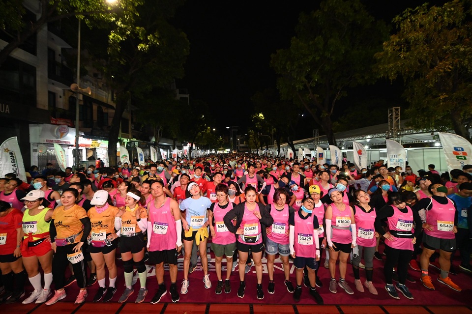 Ông Đoàn Ngọc Hải tiếp tục chinh phục giải chạy 42km ở Hà Nội - 11