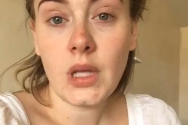 Adele gây sốc khi lộ mặt “mộc”