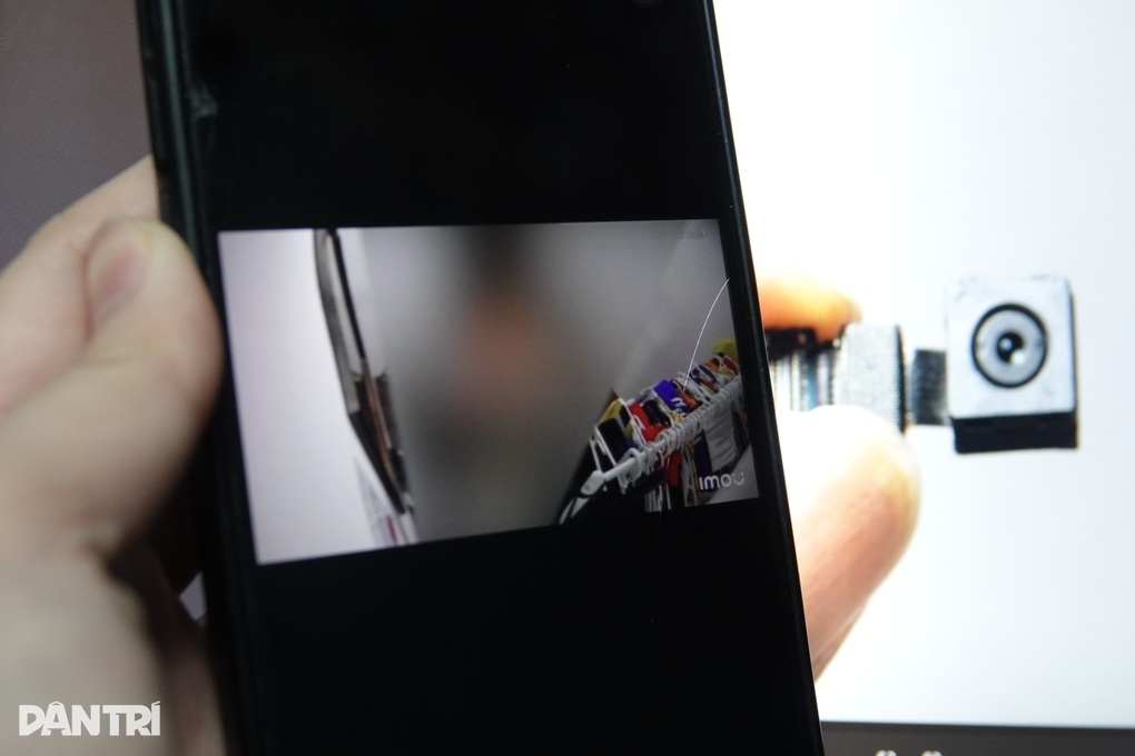 Студенти налякані після того, як відео, на якому вони переодягаються у фотостудії, злило в Sinh viên sợ hãi sau vụ phát tán clip thay đồ ở tiệm chụp ảnh lên web “đen” - 1