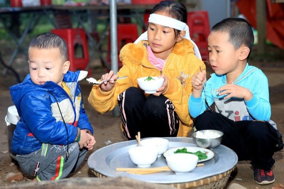 3 đứa trẻ lay lắt chờ bố về mua sữa được bạn đọc giúp đỡ hơn 120 triệu đồng - 1 3 đứa trẻ lay lắt chờ bố về mua sữa được bạn đọc giúp đỡ hơn 120 triệu đồng - 1
