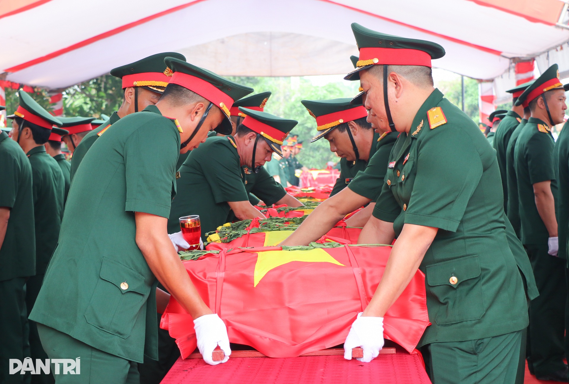 Niềm mong mỏi của gia đình liệt sỹ ngày an táng hài cốt quân tình nguyện - 4 Niềm mong mỏi của gia đình liệt sỹ ngày an táng hài cốt quân tình nguyện - 4