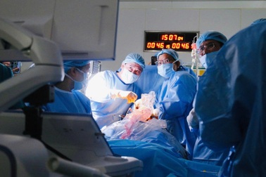Khoảnh khắc bác sĩ vỡ òa trong ca thông tim bào thai đặc biệt ở TPHCM