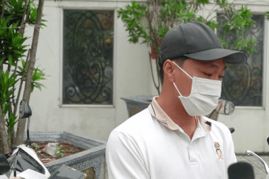 Tài xế xe khách bật khóc khi bị CSGT TPHCM kiểm tra