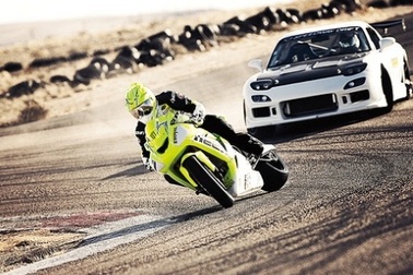 Đã mắt với màn so tài drift của hai siêu xe