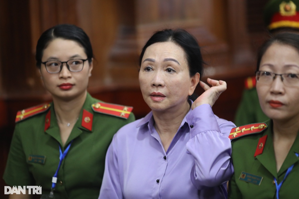 Tòa đề nghị bà Trương Mỹ Lan đưa danh sách người thiếu nợ để thu hồi tiền - 3 Tòa đề nghị bà Trương Mỹ Lan đưa danh sách người thiếu nợ để thu hồi tiền - 3