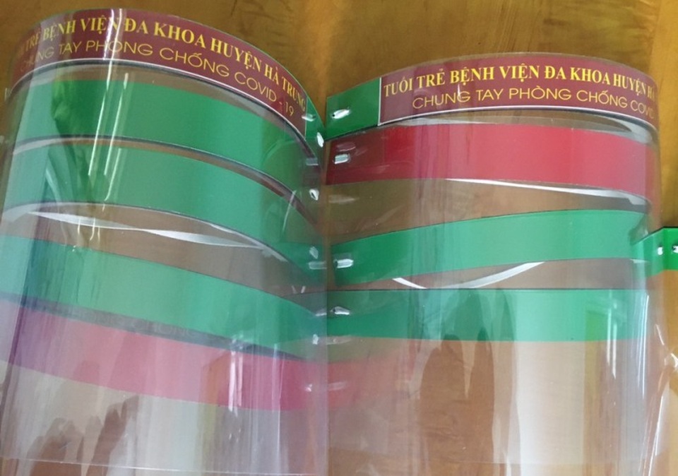 Thanh niên ngành y tế tự chế mặt nạ ngăn giọt bắn phòng, chống Covid-19 - 3 Thanh niên ngành y tế tự chế mặt nạ ngăn giọt bắn phòng, chống Covid-19 - 3