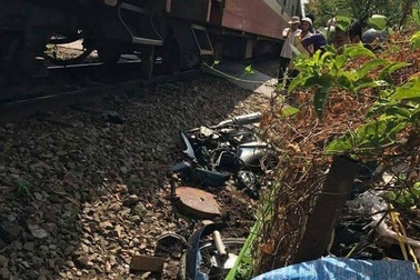 Người đàn ông bị tàu tông tử vong