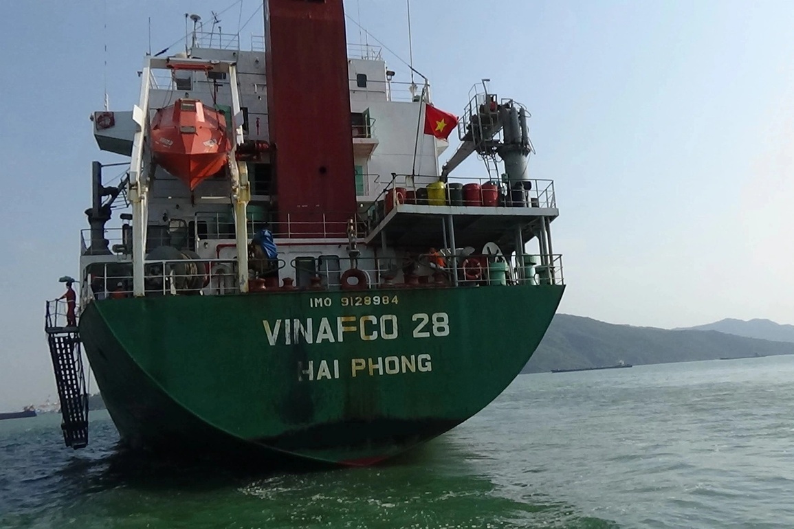 Vụ tàu hàng bị tông chìm: Tàu đổi hướng bất ngờ trước khi gặp nạn - 1 Vụ tàu hàng bị tông chìm: Tàu đổi hướng bất ngờ trước khi gặp nạn - 1