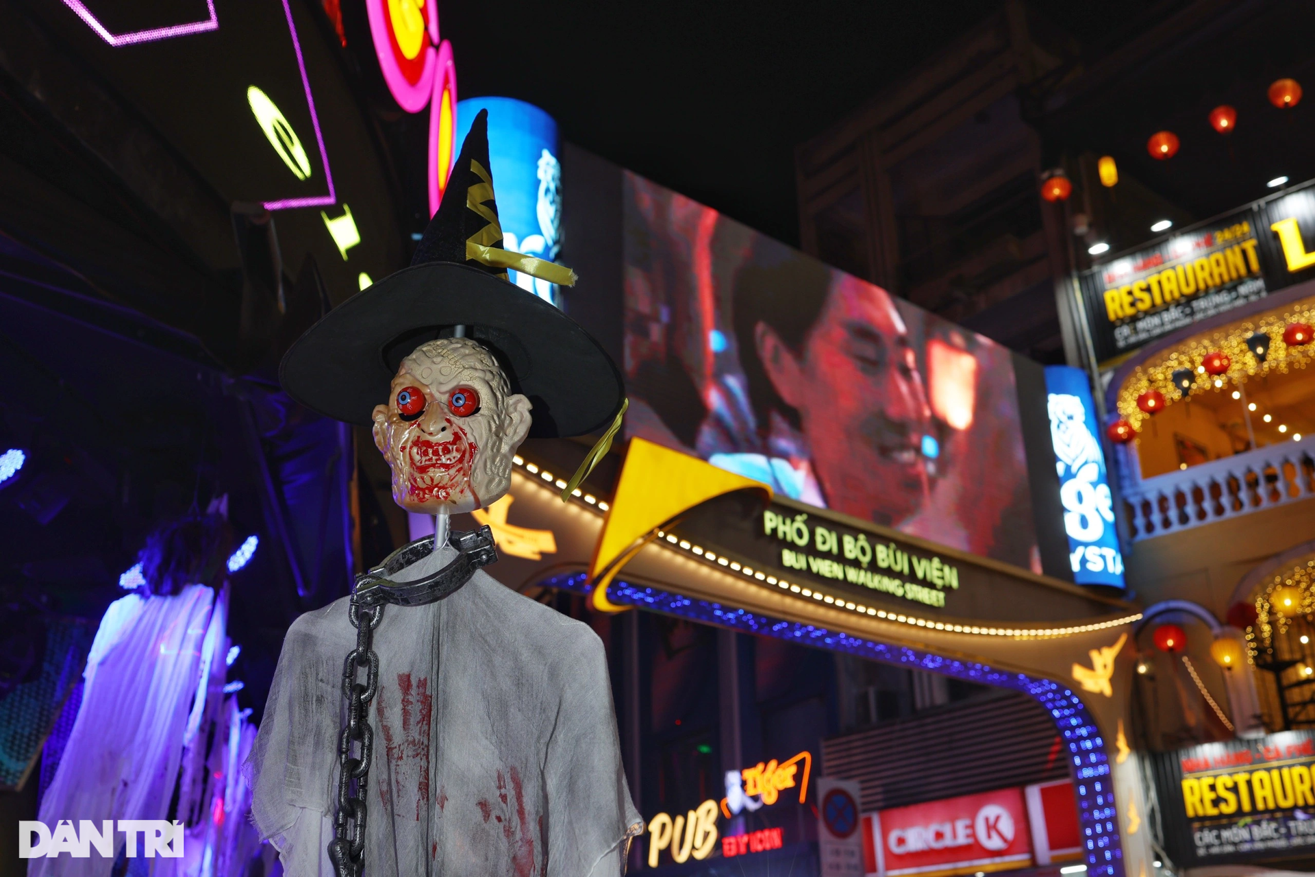 Ma quỷ dạo chơi khắp trung tâm TPHCM trong đêm Halloween - 2 Ma quỷ dạo chơi khắp trung tâm TPHCM trong đêm Halloween - 2
