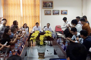 Bác sĩ bị côn đồ hành hung vẫn phải nằm viện điều trị