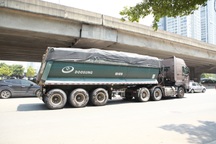 Xe quá khổ quá tải tiếp tục “đại náo” phố cấm ở Hà Nội