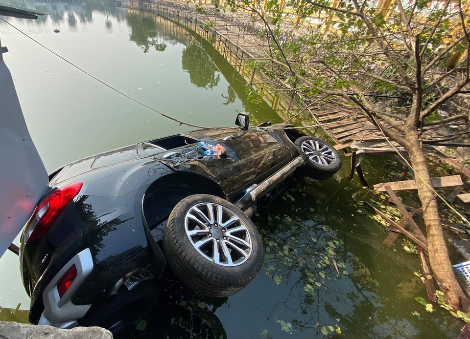 Ô tô 7 chỗ lao xuống hồ ở Hà Nội, 4 người thoát chết - 1 Ô tô 7 chỗ lao xuống hồ ở Hà Nội, 4 người thoát chết - 1