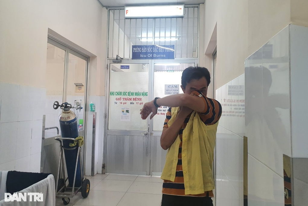 Cha dùng cồn nướng mực cho con gái ăn, 3 người trong nhà bỏng thương tâm - 2 Cha dùng cồn nướng mực cho con gái ăn, 3 người trong nhà bỏng thương tâm - 2