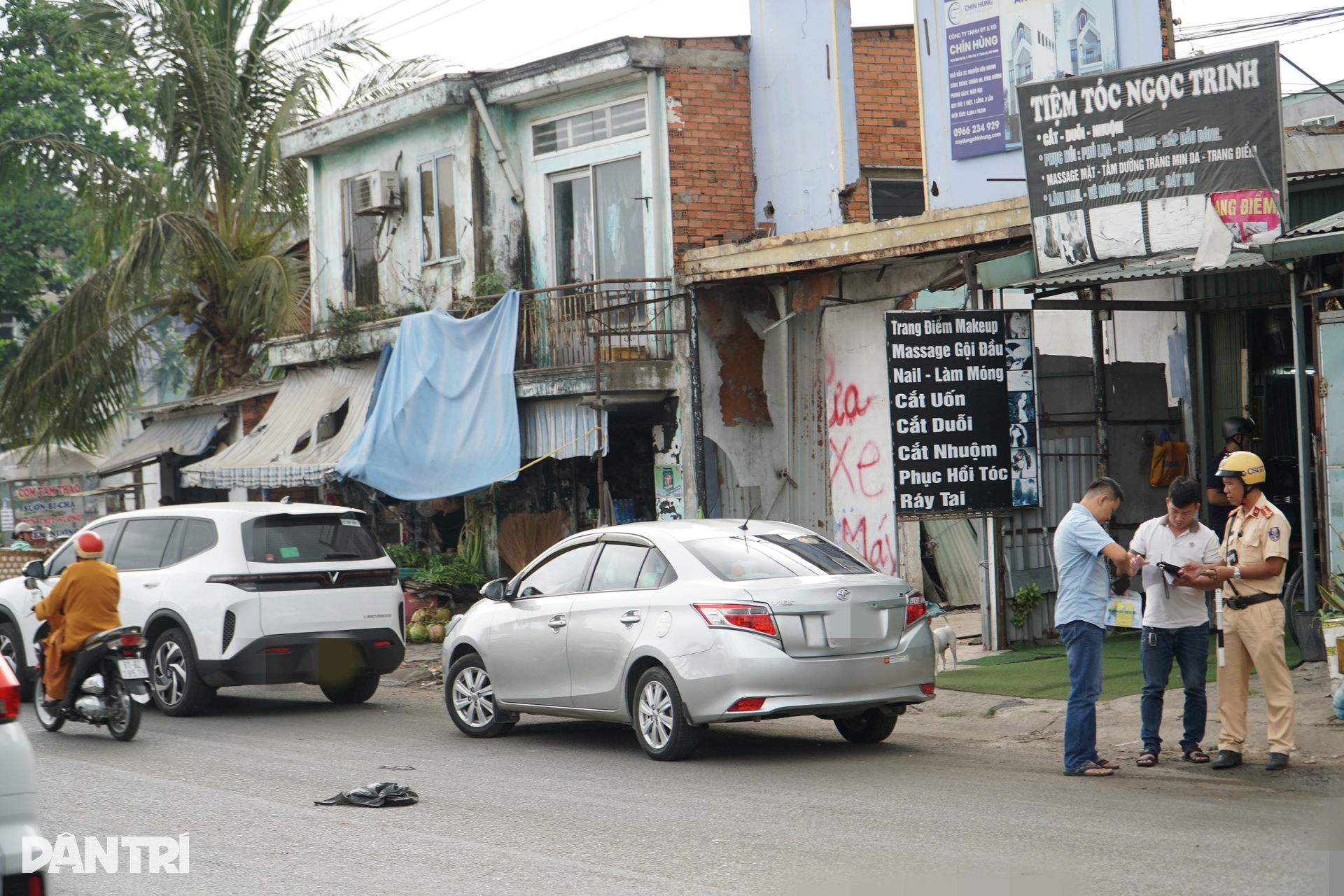 Hàng nghìn xe máy cắt mặt ô tô để quay đầu nơi có biển cấm tại TPHCM - 10