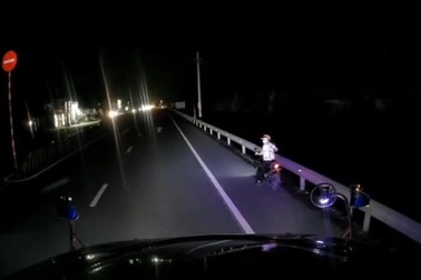 Sang đường ẩu, người phụ nữ đi như "đánh võng" trước mũi xe container