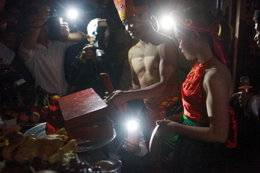 Độc đáo đêm “linh tinh tình phộc” ở hội Trám