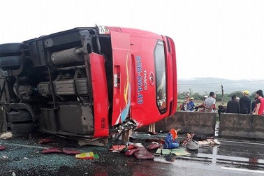 Hơn 10 người kêu cứu trong xe khách lật ngang quốc lộ