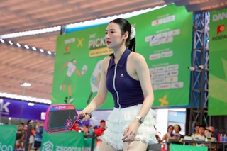 Á hậu Tú Anh khoe dáng gợi cảm đấu pickleball, chồng con cổ vũ nhiệt tình - 2