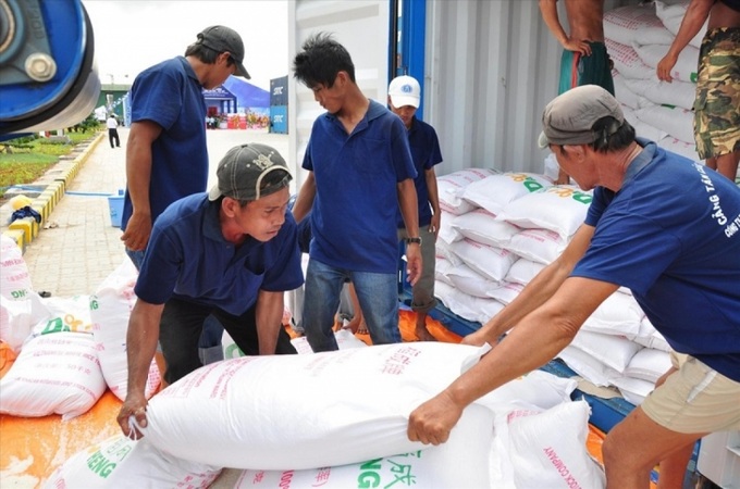 Hỗ trợ gạo cho người dân dịp Tết Nguyên đán.