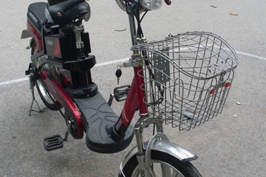 Sao đi xe đạp điện phải đội mũ bảo hiểm?