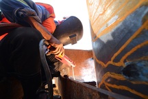 TPHCM: Hối hả nhịp lao động xuyên Tết trên công trường chống ngập