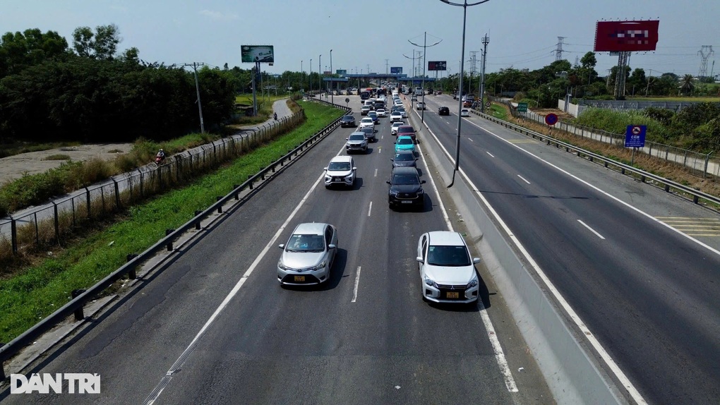 Tài xế không dám lấn làn khẩn cấp, cao tốc giảm kẹt xe trong Tết Ất Tỵ - 1 Tài xế không dám lấn làn khẩn cấp, cao tốc giảm kẹt xe trong Tết Ất Tỵ - 1