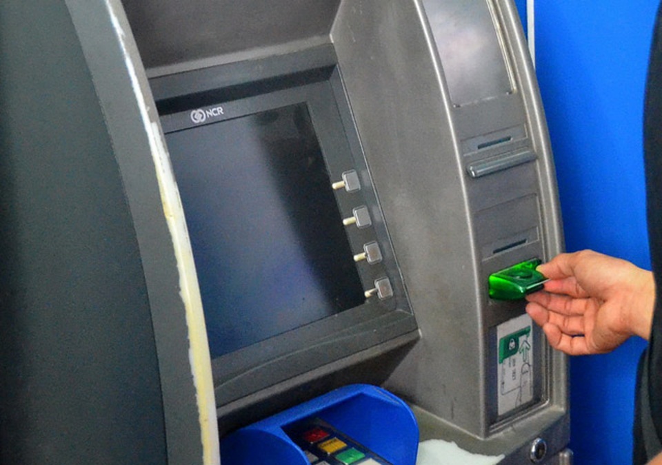 Lạ đời, cả huyện không có trụ ATM nhưng buộc cán bộ nhận lương qua thẻ - 1