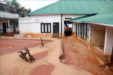 Cát đỏ trên đồi đổ ập xuống vùi lấp phương tiện, nhà dân ở Mũi Né