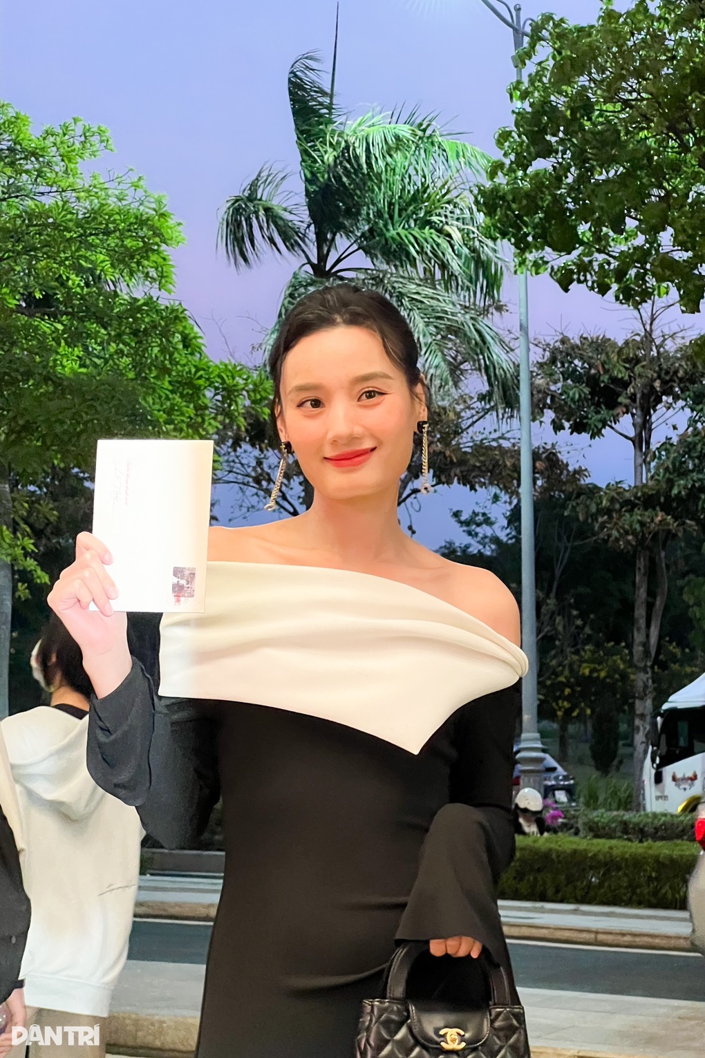 Lễ cưới Minh Tú: Dàn mỹ nhân xuất hiện lộng lẫy, an ninh thắt chặt - 11 Lễ cưới Minh Tú: Dàn mỹ nhân xuất hiện lộng lẫy, an ninh thắt chặt - 11