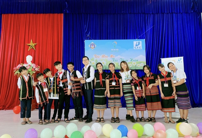 Nhà sáng lập Dự án “Tôi ước mơ - Tôi thực hiện” Th.s Tâm lý Võ Hồng Tâm và chuyên gia hướng nghiệp Th.s Tâm lý Phạm Đình Khanh giúp các em học sinh xây dựng Câu lạc bộ Kỹ năng.
