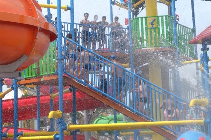 Giữa cao điểm nắng nóng, người dân đổ xô đến công viên nước lớn nhất Hà Nội - Ảnh 7. Giữa cao điểm nắng nóng, người dân đổ xô đến công viên nước lớn nhất Hà Nội - Ảnh 7.