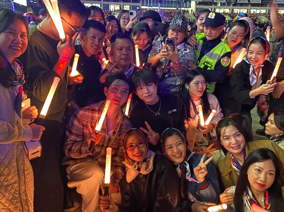 ຮວາ ມິນຊີ ໄດ້ເຊຍໃຫ້ກຳລັງໃຈ ມິ ຕາມ ຢ່າງກະຕືລືລົ້ນ ແຕ່ໄດ້ຂໍໃຫ້ອອກເດີນທາງກ່ອນເວລາ ເພື່ອ... ໄປຮັບລູກຂອງນາງ - 1 Hòa Minzy cổ vũ Mỹ Tâm nhiệt tình nhưng xin về sớm để... đón con - 1