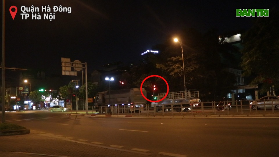 Hà Nội: Rùng mình cảnh hung thần xa lộ nối đuôi nhau vượt đèn đỏ - 2 Hà Nội: Rùng mình cảnh hung thần xa lộ nối đuôi nhau vượt đèn đỏ - 2