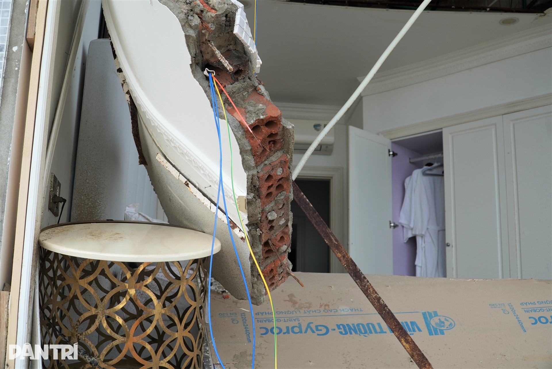 Hàng chục căn villa sang trọng đổ gục trong bão Bualoi - 10 Hàng chục căn villa sang trọng đổ gục trong bão Bualoi - 10