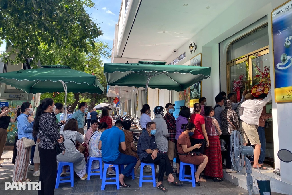 Trót đu đỉnh vàng miếng SJC trên 90 triệu đồng, nên giữ hay bán? - 2 Trót đu đỉnh vàng miếng SJC trên 90 triệu đồng, nên giữ hay bán? - 2