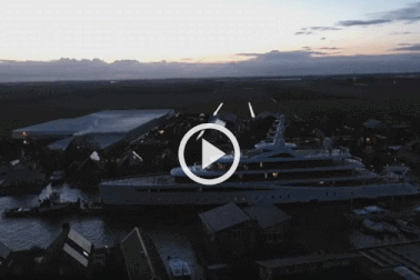 "Thót tim" chứng kiến khoảnh khắc du thuyền khổng lồ di chuyển qua kênh hẹp