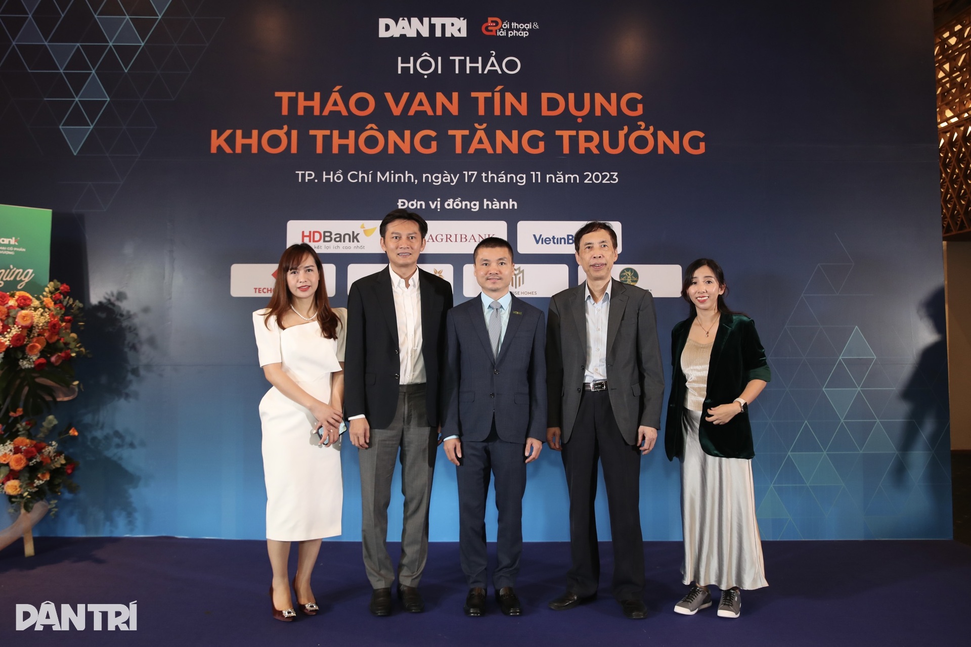Hàng trăm khách mời dự hội thảo Tháo van tín dụng - Khơi thông tăng trưởng - 2 Hàng trăm khách mời dự hội thảo Tháo van tín dụng - Khơi thông tăng trưởng - 2