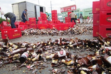 Hàng ngàn chai bia vỡ rải kín mặt đường