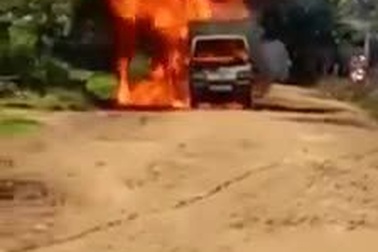 Clip chiếc xe chở gas mini bốc cháy giữa đường