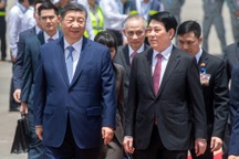 Chủ tịch nước Lương Cường đón Tổng Bí thư, Chủ tịch Trung Quốc Tập Cận Bình tại sân bay Nội Bài