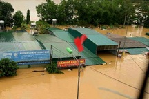Nước ngập ngang mái nhà trong trận lũ "chưa từng có" ở xã miền núi Nghệ An