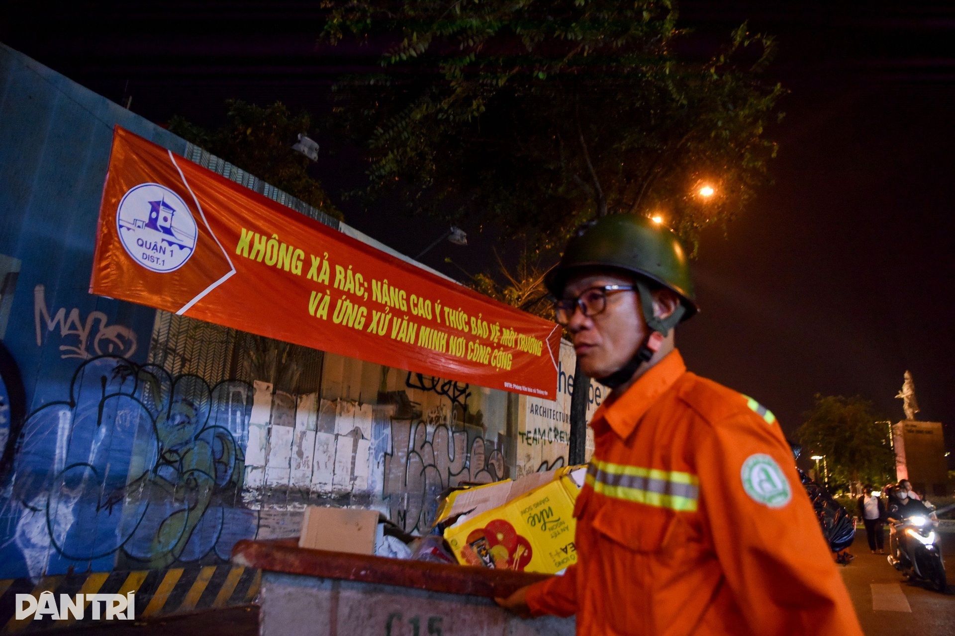 Sau đêm giao thừa, công viên bến Bạch Đằng chìm trong rác thải - 11 Sau đêm giao thừa, công viên bến Bạch Đằng chìm trong rác thải - 11