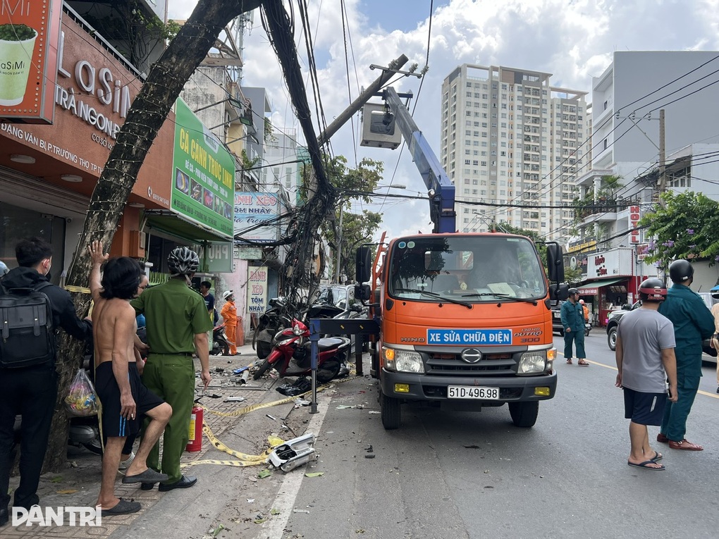 Nhân chứng kể lúc xe bán tải húc gãy cột điện, 2 người thương vong ở TPHCM - 2