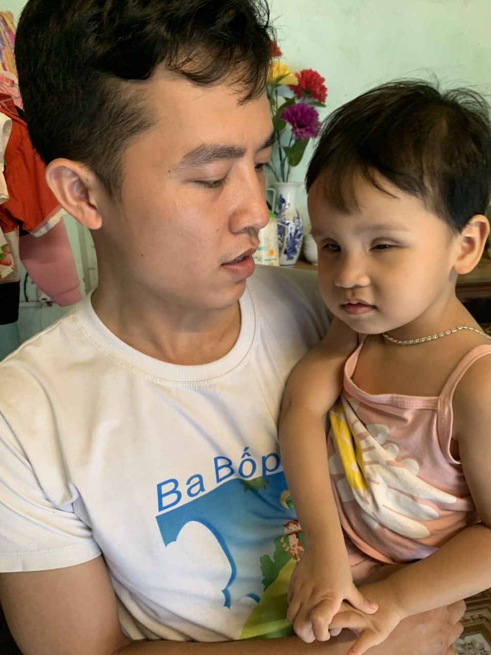 Bé gái bị hỏng đôi mắt được bạn đọc Dân trí giúp đỡ hơn 95 triệu đồng - 3 Bé gái bị hỏng đôi mắt được bạn đọc Dân trí giúp đỡ hơn 95 triệu đồng - 3