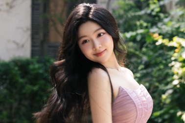 Lọ Lem tuổi 20: Nhan sắc rạng ngời "cầm kỳ thi họa", sở hữu xe tiền tỷ